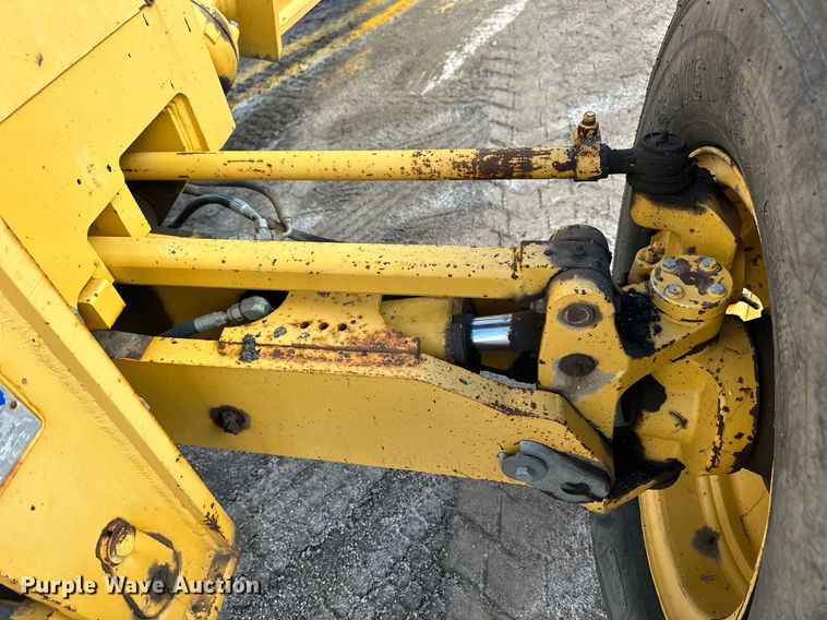 image for item NJ9318 2004 John Deere 670CH motor grader