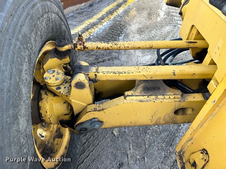 image for item NJ9318 2004 John Deere 670CH motor grader