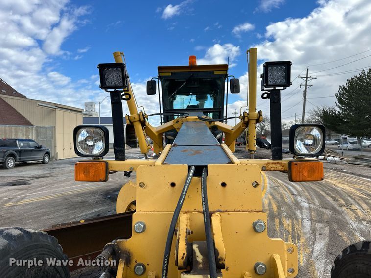 image for item NJ9318 2004 John Deere 670CH motor grader