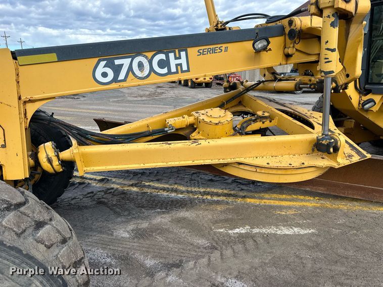 image for item NJ9318 2004 John Deere 670CH motor grader