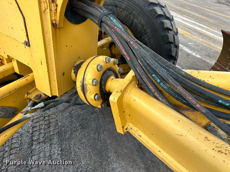 image for item NJ9318 2004 John Deere 670CH motor grader