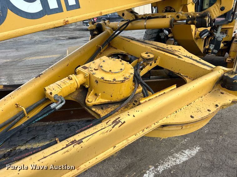 image for item NJ9318 2004 John Deere 670CH motor grader