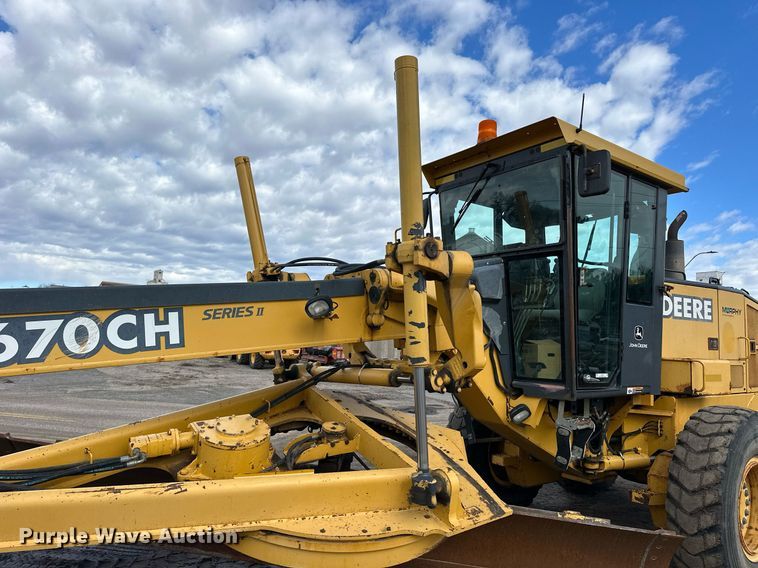 image for item NJ9318 2004 John Deere 670CH motor grader