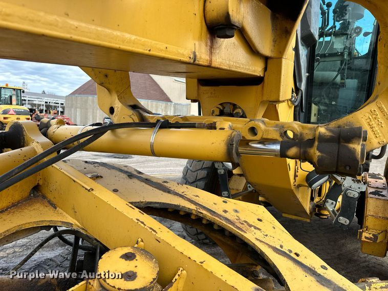 image for item NJ9318 2004 John Deere 670CH motor grader