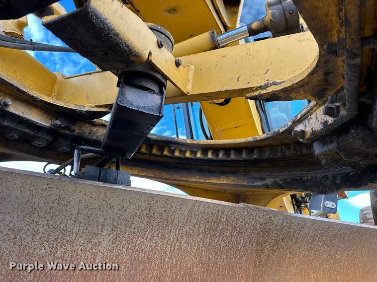 image for item NJ9318 2004 John Deere 670CH motor grader