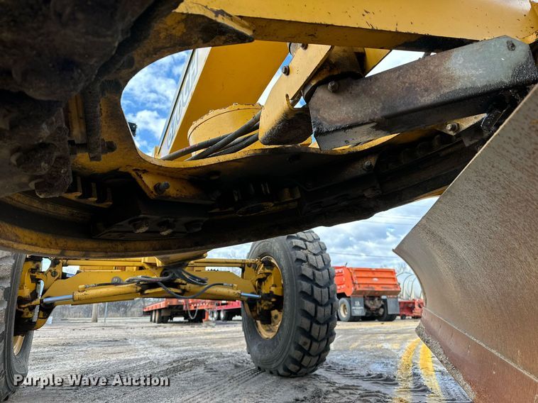 image for item NJ9318 2004 John Deere 670CH motor grader