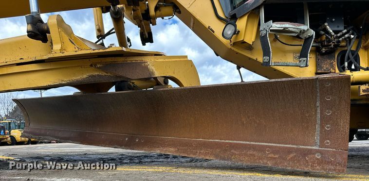 image for item NJ9318 2004 John Deere 670CH motor grader