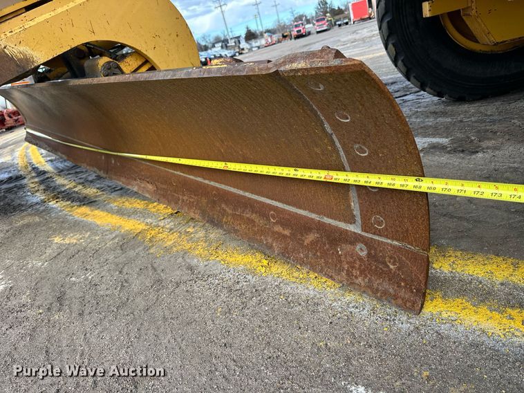 image for item NJ9318 2004 John Deere 670CH motor grader