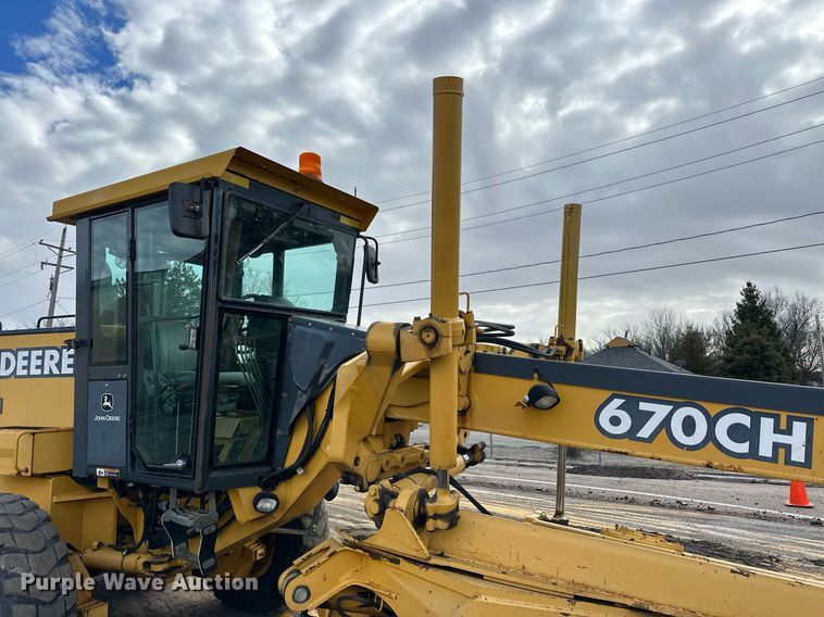 image for item NJ9318 2004 John Deere 670CH motor grader