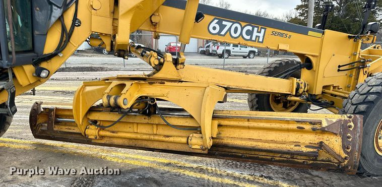 image for item NJ9318 2004 John Deere 670CH motor grader