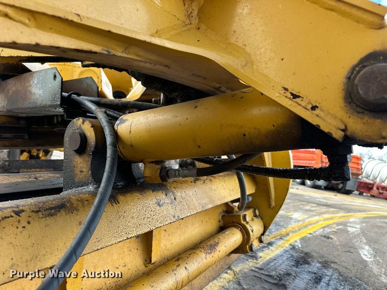 image for item NJ9318 2004 John Deere 670CH motor grader