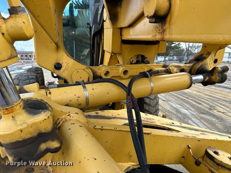 image for item NJ9318 2004 John Deere 670CH motor grader