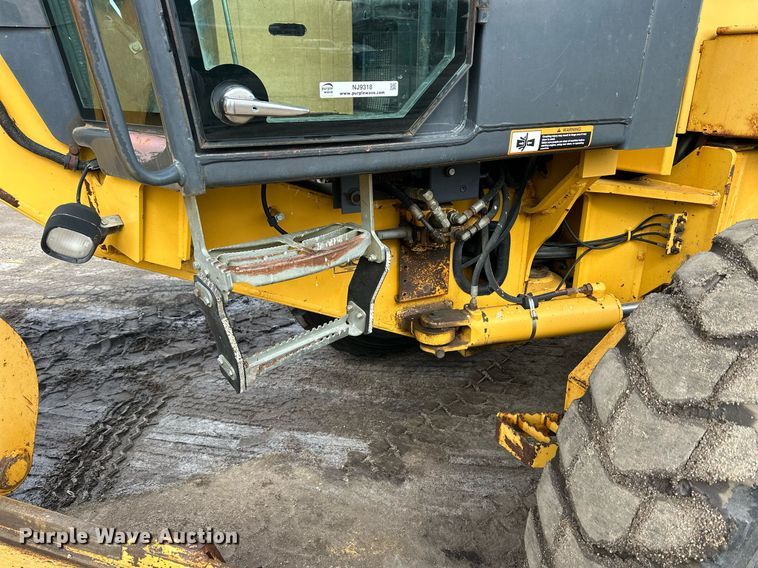 image for item NJ9318 2004 John Deere 670CH motor grader