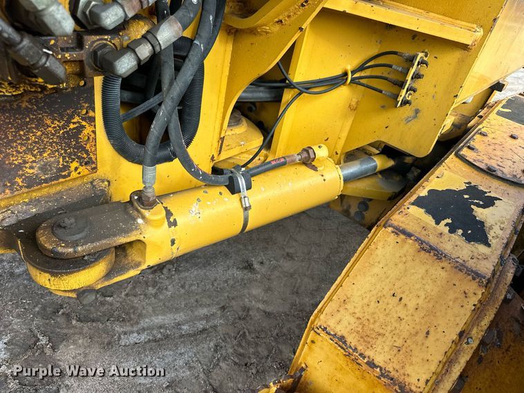 image for item NJ9318 2004 John Deere 670CH motor grader