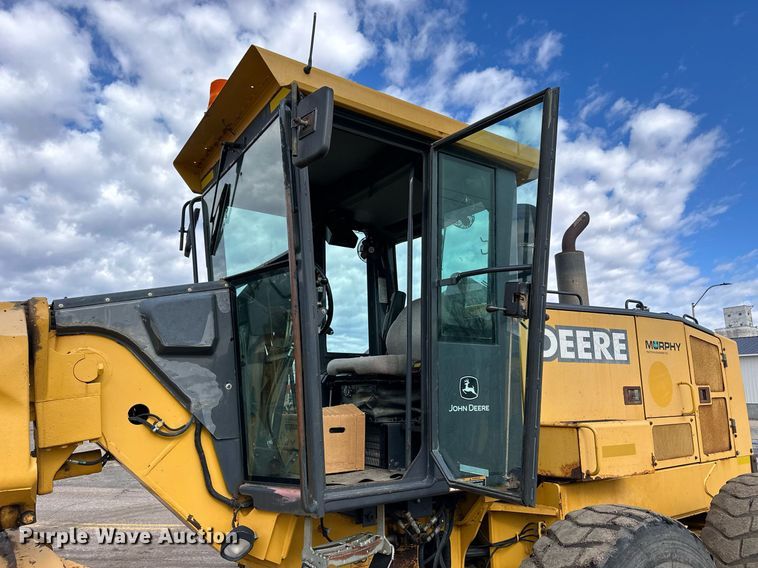 image for item NJ9318 2004 John Deere 670CH motor grader