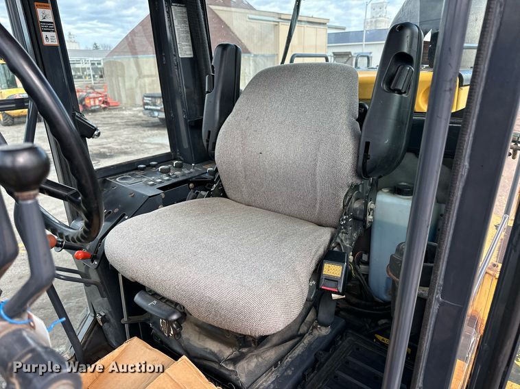 image for item NJ9318 2004 John Deere 670CH motor grader