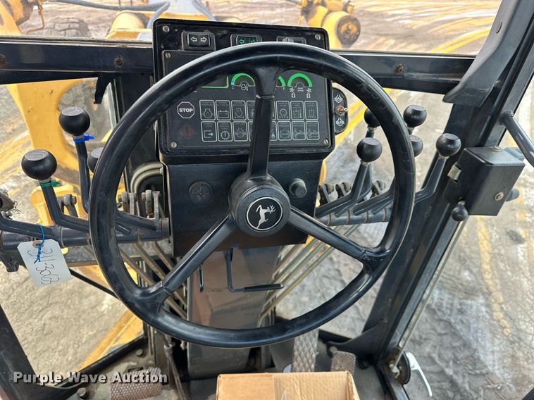 image for item NJ9318 2004 John Deere 670CH motor grader