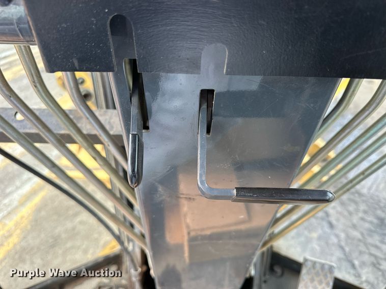 image for item NJ9318 2004 John Deere 670CH motor grader