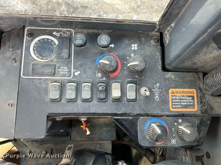 image for item NJ9318 2004 John Deere 670CH motor grader