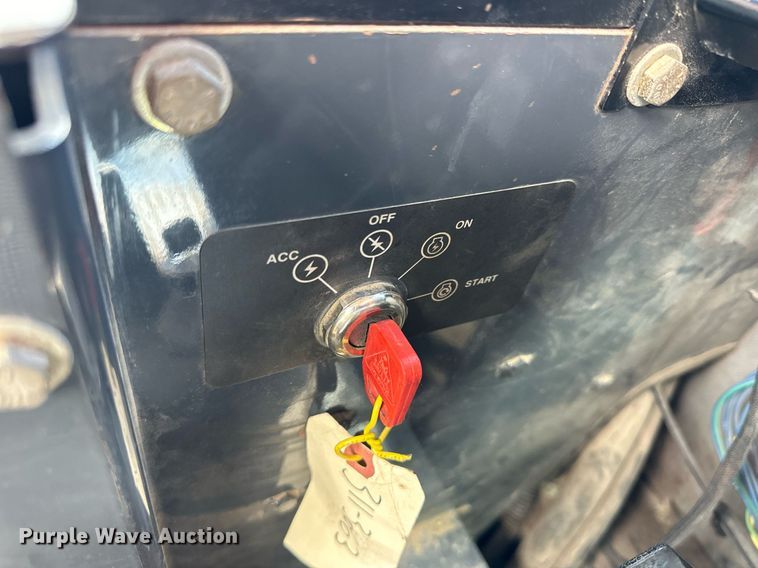 image for item NJ9318 2004 John Deere 670CH motor grader