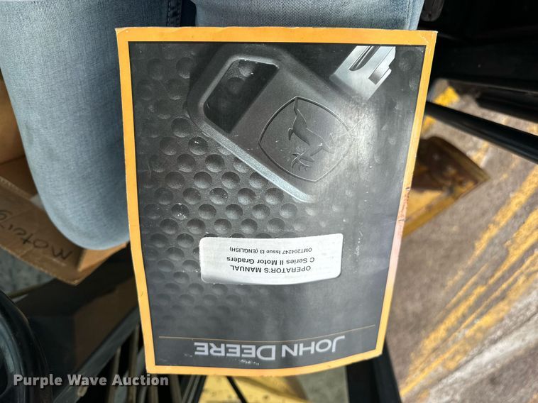 image for item NJ9318 2004 John Deere 670CH motor grader