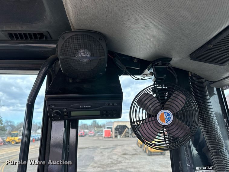 image for item NJ9318 2004 John Deere 670CH motor grader