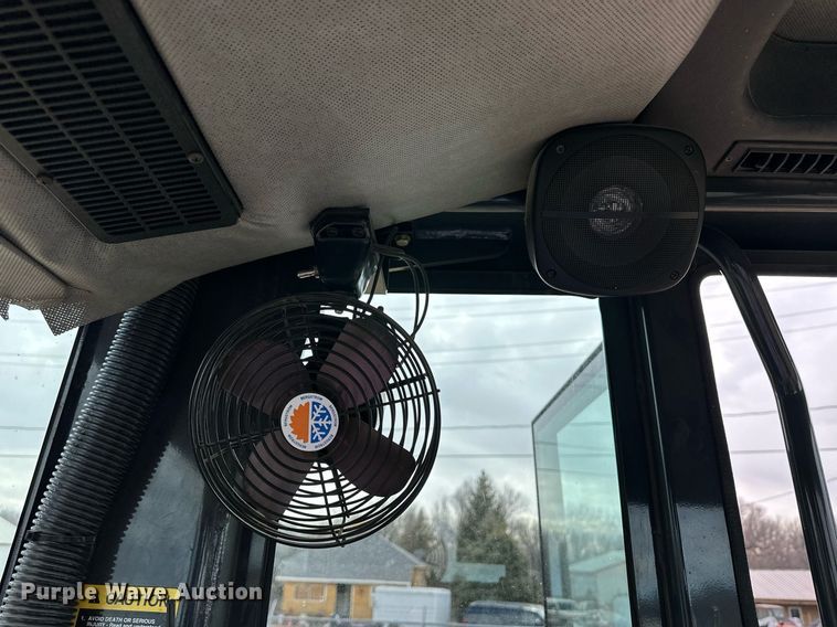 image for item NJ9318 2004 John Deere 670CH motor grader