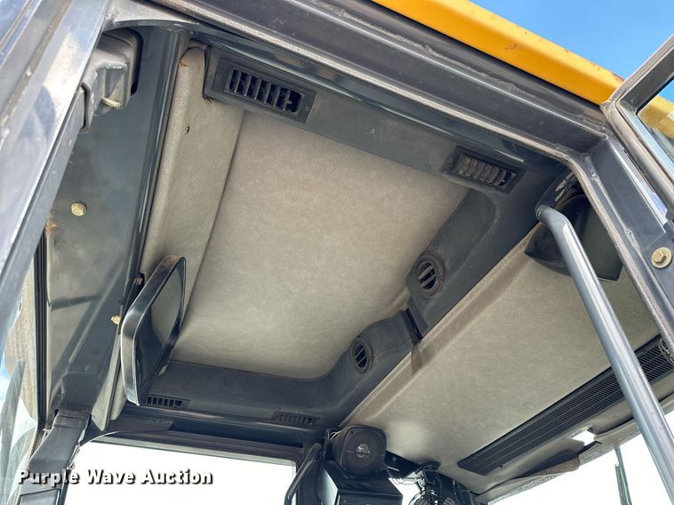 image for item NJ9318 2004 John Deere 670CH motor grader