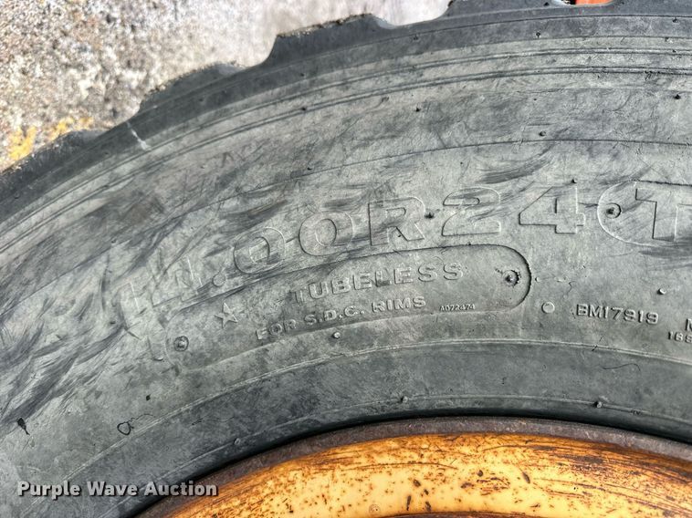 image for item NJ9318 2004 John Deere 670CH motor grader