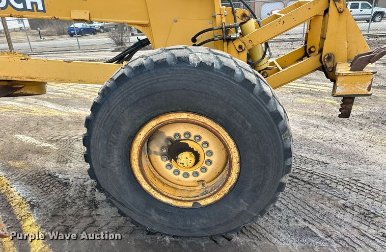 image for item NJ9318 2004 John Deere 670CH motor grader