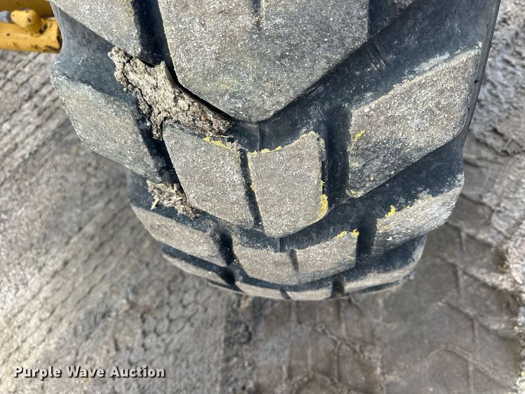 image for item NJ9318 2004 John Deere 670CH motor grader