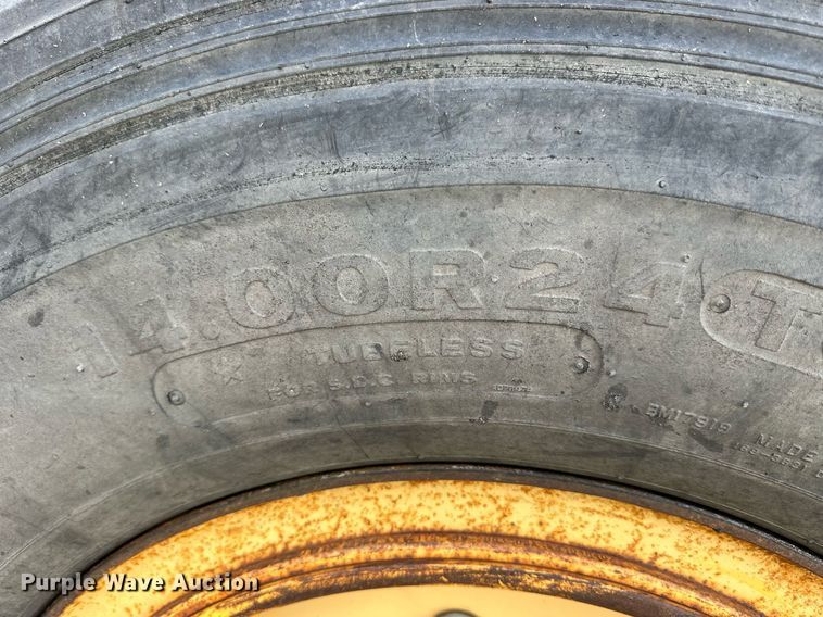 image for item NJ9318 2004 John Deere 670CH motor grader