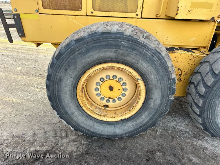 image for item NJ9318 2004 John Deere 670CH motor grader