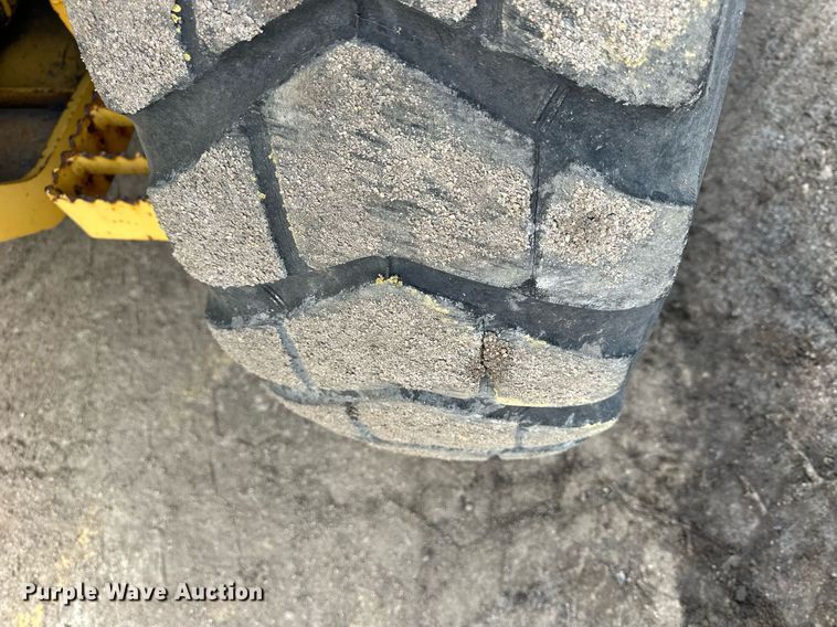 image for item NJ9318 2004 John Deere 670CH motor grader