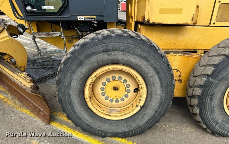 image for item NJ9318 2004 John Deere 670CH motor grader