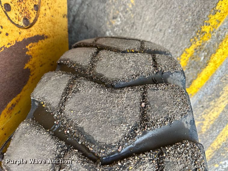 image for item NJ9318 2004 John Deere 670CH motor grader