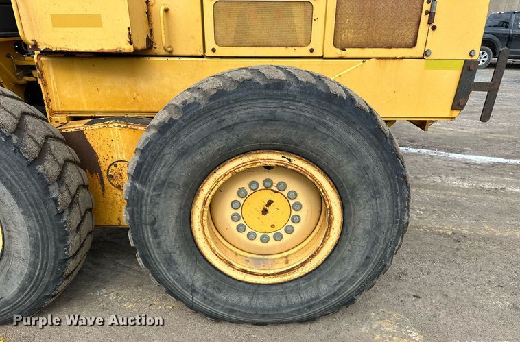 image for item NJ9318 2004 John Deere 670CH motor grader