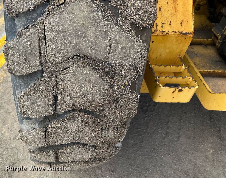 image for item NJ9318 2004 John Deere 670CH motor grader