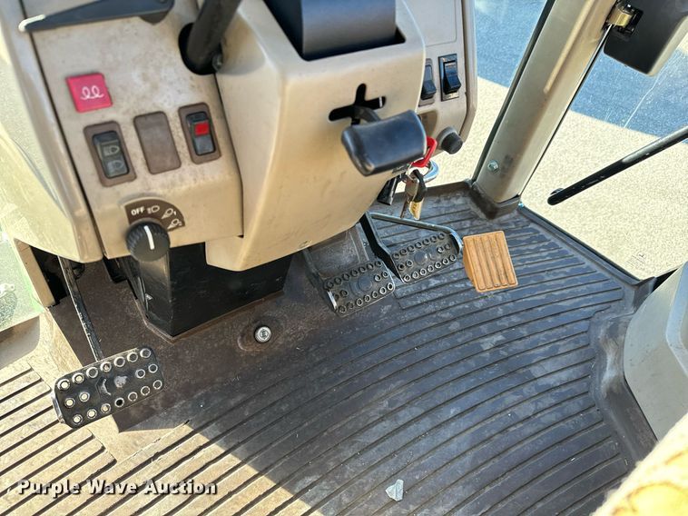 image for item NJ9331 2006 John Deere 6415 tractor