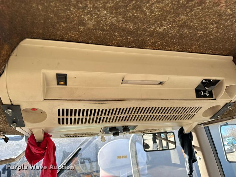 image for item NJ9331 2006 John Deere 6415 tractor