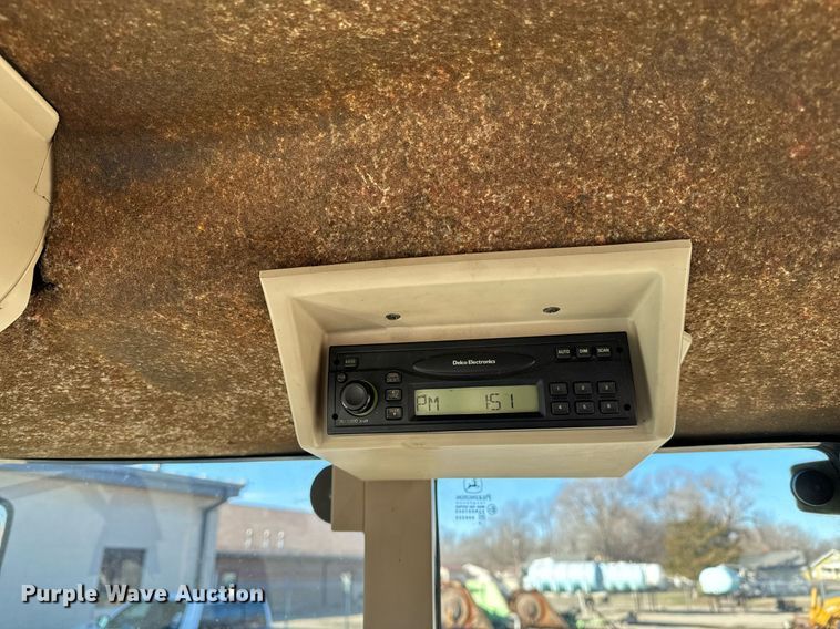 image for item NJ9331 2006 John Deere 6415 tractor