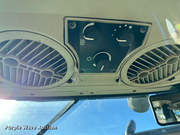 image for item NJ9331 2006 John Deere 6415 tractor