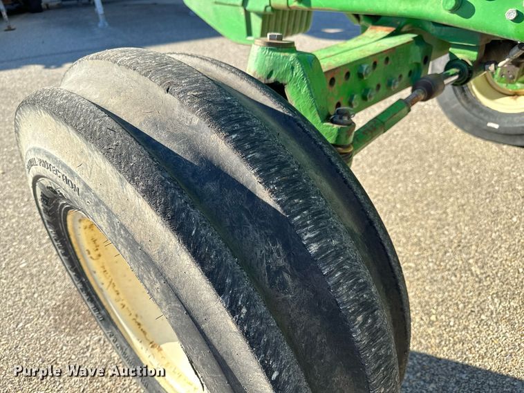 image for item NJ9331 2006 John Deere 6415 tractor