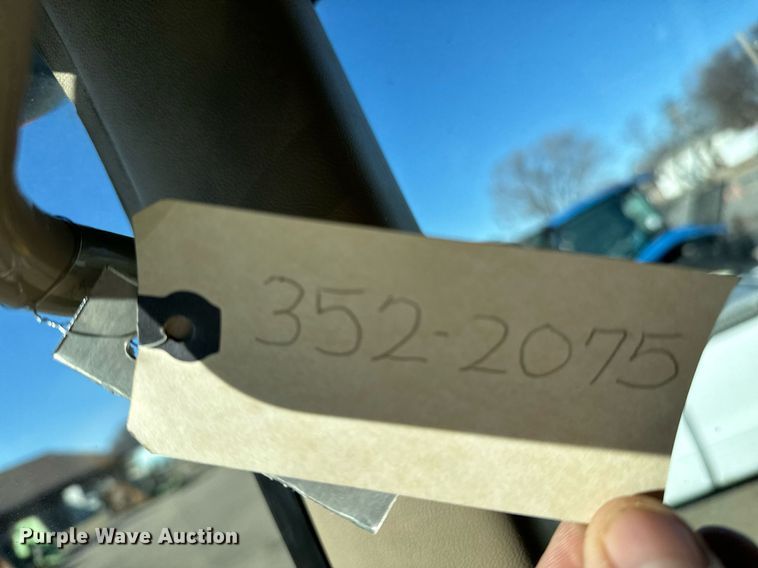 image for item NJ9331 2006 John Deere 6415 tractor