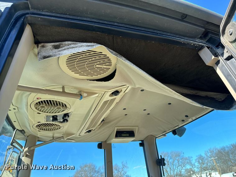 image for item NJ9332 2006 John Deere 6415 tractor