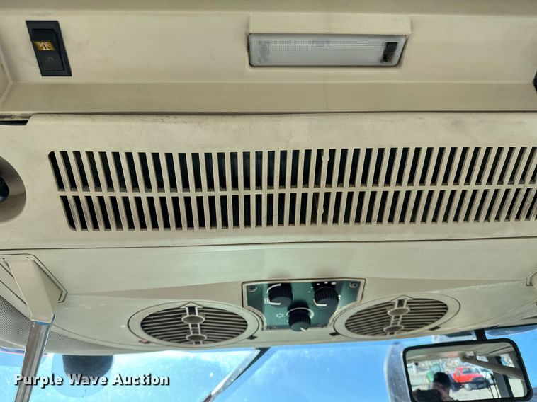 image for item NJ9332 2006 John Deere 6415 tractor