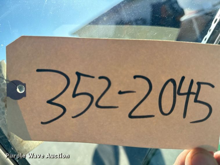 image for item NJ9332 2006 John Deere 6415 tractor