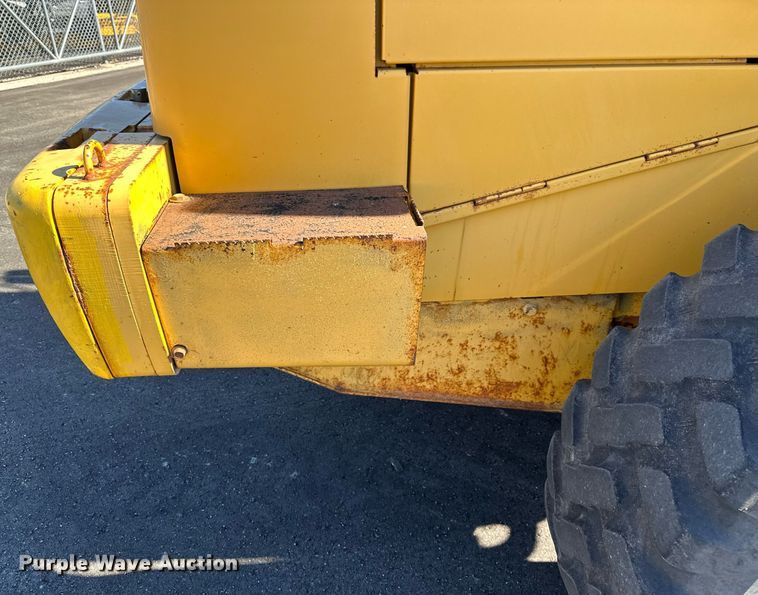 image for item NJ9335 2003 John Deere 444H wheel loader