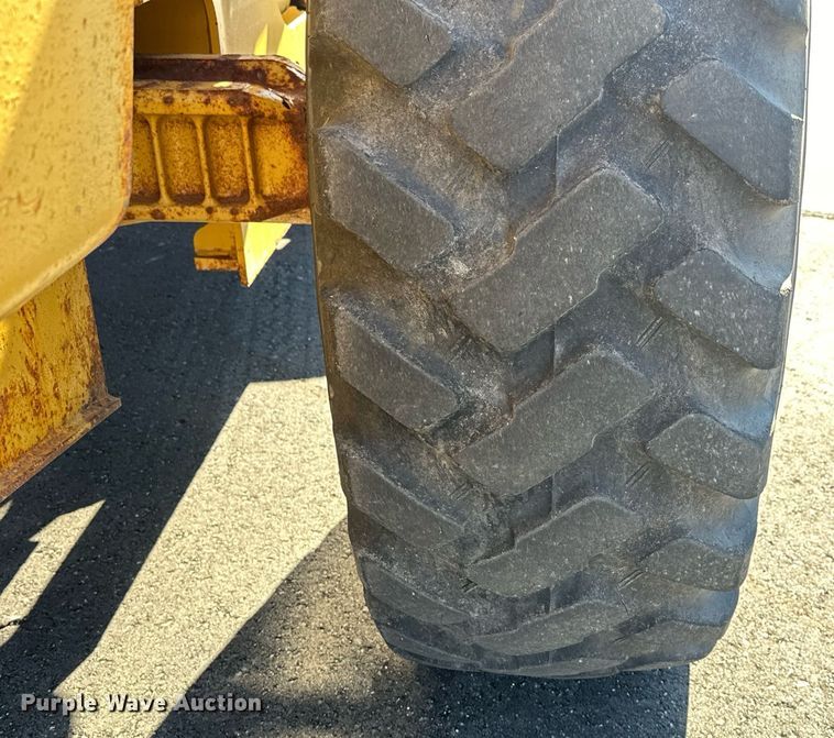 image for item NJ9335 2003 John Deere 444H wheel loader