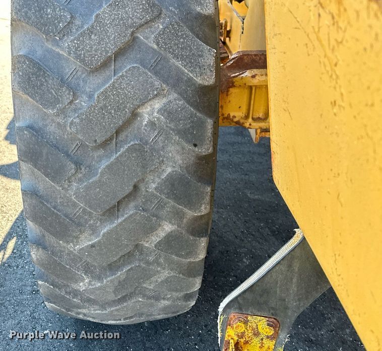 image for item NJ9335 2003 John Deere 444H wheel loader